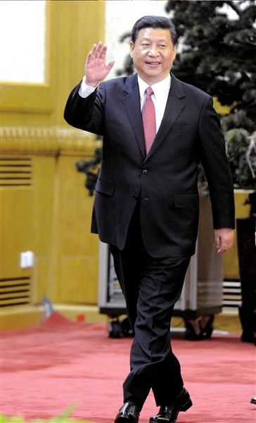 2012年11月15日，习近平在新一届中共中央政治局常委与中外记者见面会上向大家挥手致意。 中新社发