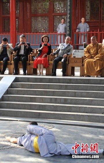 4��13�գ����ϵǷ⣬�����μӻƵ۹����������й����񵳸���ϯ��Т��Я���˲ι���ɽ�����¡�ͼΪ��Т�Ϸ��������·��������ţ���һ��һ�������������ݽ������������� ���� ��