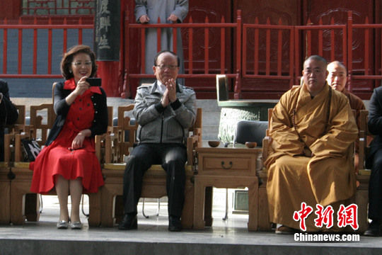 4��13�գ����ϵǷ⣬�����μӻƵ۹����������й����񵳸���ϯ��Т��Я���˲ι���ɽ�����¡��������� ���� ��