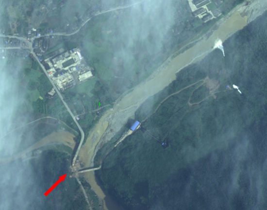 宝盛乡高分辨率航空遥感图像，箭头处为山体塌方造成的两条道路堵塞