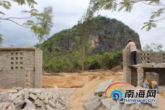 ͨ������ѧԺ��·��������Χǽ��������ǰ����ʶ�·�ڲ�δ����(�Ϻ�����������)