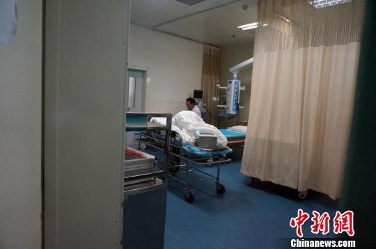 图为一名伤势较轻的卢姓伤者在医院急诊抢救室进行动态观察 周小云 摄