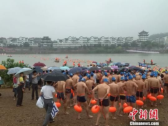来自金华各县市的近千名游泳爱好者聚集在这里，从中洲公园阳光沙滩下水，游向对面的水门码头 胡丰盛 摄