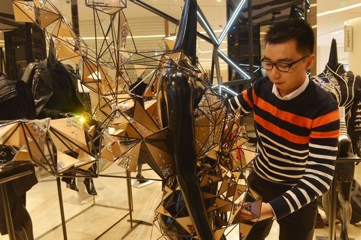 沪大学生创意作品集体亮相奢侈品商场橱窗[图]