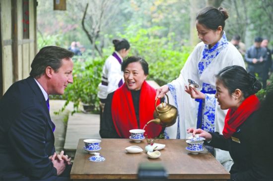 漫游杜甫草堂品一碗盖碗茶 喝什么 碧潭飘雪 卡梅伦认真地学习品盖碗