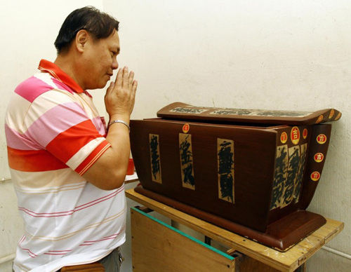新加坡华人摆棺材求发财 每天吸引50人祭拜(图