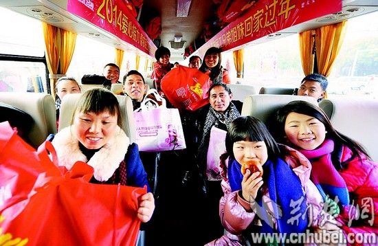 湖北省领导送农民工<em>兄弟姐妹</em>回家<em>过年</em>(图)_新