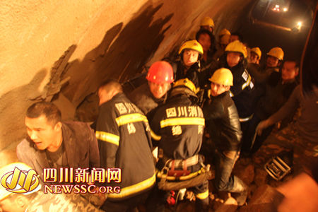 绵阳一在建隧道突然发生塌方 被埋工人获救(图