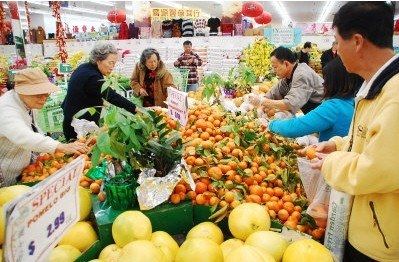 南加州华人超市年货畅销 华人家中年货囤成山