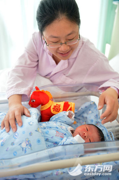 马宝宝凌晨来叩门 一妇婴新院诞下8斤小马仔