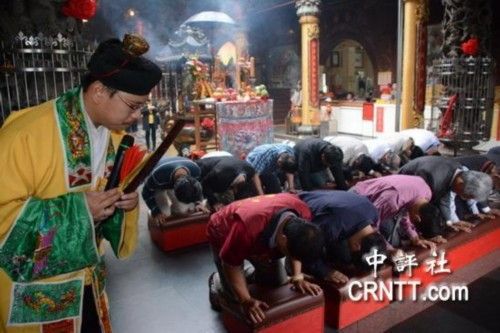 “中央”到地方水利官員3日在台南安平開台天後宮舉行祈雨儀式。