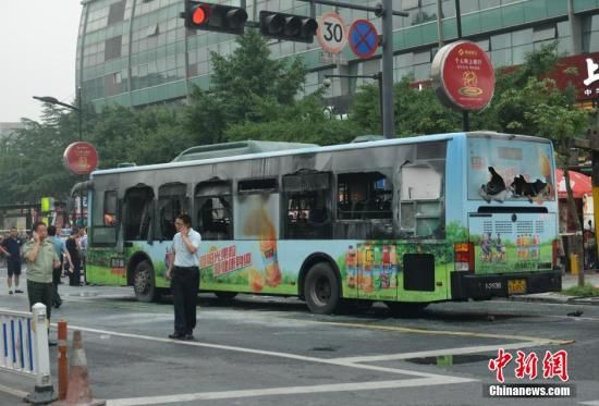 7月5日17时15分，浙江杭州的一辆7路公交车在西湖边的一百货公司门口发生燃烧，有人员受伤并被送往医院。 中新社发 李晨韵 摄