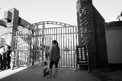 事发学校已恢复上课,目前,家长接送孩子也不允许进入校内,仅在门口交接 事发学校已恢复上课,目前,家长接送孩子也不允许进入校内,仅在门口交接