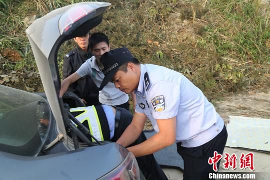 广西崇左警方边境扫毒行动缴毒122千克(组图)