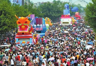     昨天，国庆长假首日，游客在广西柳州沿江路观摩花车巡游。本版图片均据新华社