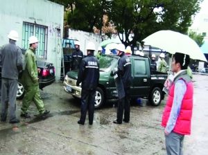 城管用皮卡堵住退路并报警 视频截图 城管用皮卡堵住退路并报警 视频截图