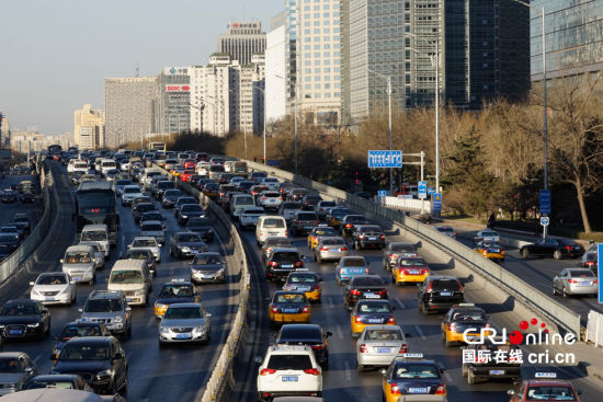 今天北京各地区路网提前迎来晚高峰车流,从下午15时起,路面交通流量