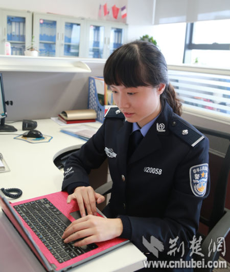 丽影90后武汉女警肖婷婷英姿飒爽的时髦女孩图