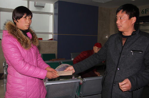 儿子患怪病<em>女儿</em>受重伤 孝昌<em>农民</em>获捐款2万元(