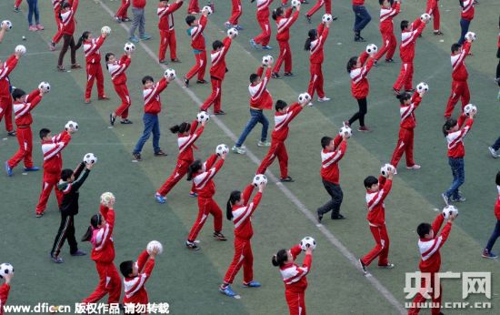 洛阳一所小学出现足球操 学生人手一个球(图)|