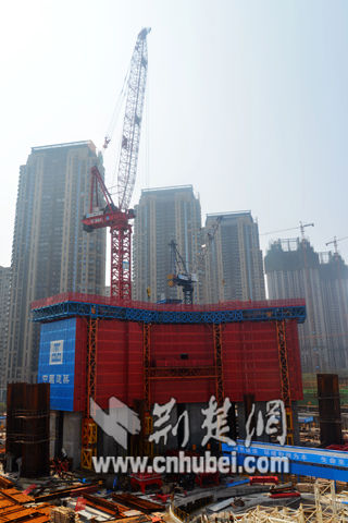 亚洲房建最大塔吊在武汉绿地中心完成首次爬升(图)