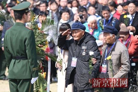 从全国各地赶来的参战老兵,战地记者及抗战将领后人,来到山东台儿庄