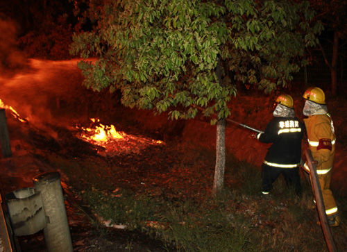 京港澳高速孝昌段一半挂车起火 无人员伤亡(图