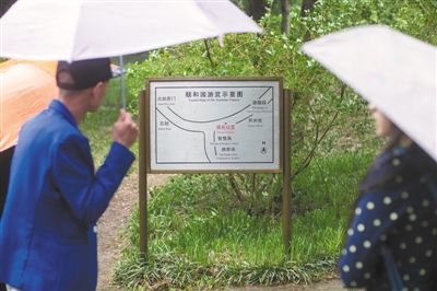 昨日，颐和园内一块指示牌未标出离地铁最近的北宫门位置。游客建议园方在指示牌上标出颐和园的全景图，便于寻路。
