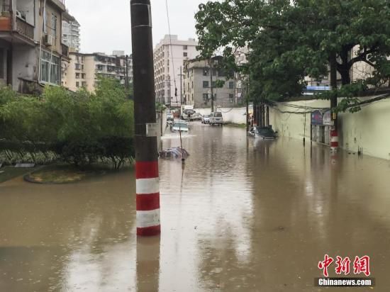 5月16日,福州市突降暴雨,城市多处道路出现积水,市民纷纷上演“花式过河秀”。李南轩 摄 5月16日,福州市突降暴雨,城市多处道路出现积水,市民纷纷上演“花式过河秀”。李南轩 摄