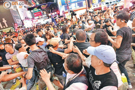 香港百名“港独”分子上街唱歌反内地客 发生冲突场面混乱