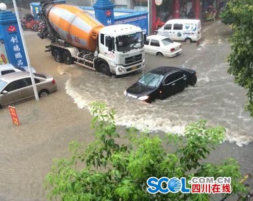 暴雨致城区积水严重