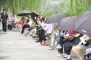 南京4000多人排号争购400多套精装房