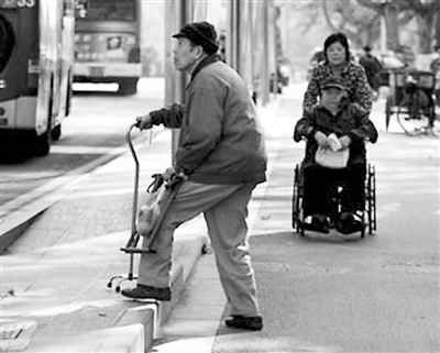 12月6日，南京街头拄着拐杖蹒跚出行的老年人。安心/CFP