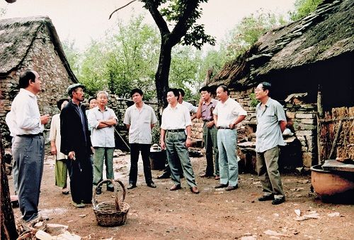 1993年,厉以宁(右一)在山东沂源县农村考察。 1993年,厉以宁(右一)在山东沂源县农村考察。