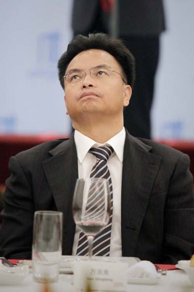 2010年4月，时任广东省副省长万庆良履新广州市长，创造了“改革开放以来广州最年轻市长”纪录。