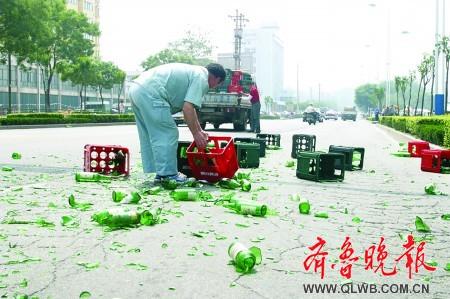 一地碎酒瓶