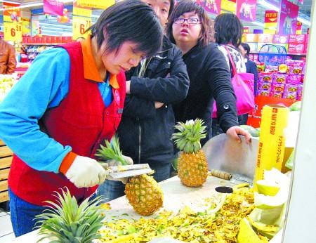 客将挑选的菠萝削皮