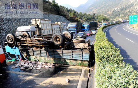 运鱼大车 横断福银高速