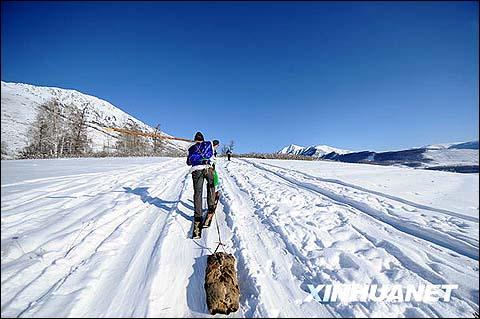 图瓦青年在新疆喀纳斯景区禾木喀纳斯乡禾木村参加传统狩猎滑雪比赛