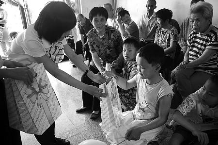 福利院儿童收到礼物