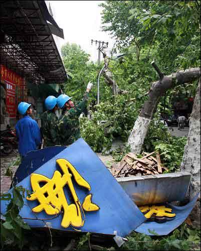 安徽灾后抢修电网 蚌埠城区6日下午全部恢复供