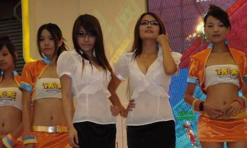 动漫展惊现制服诱惑