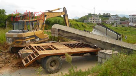 平板车运载挖掘机撞上水渠司机当场被砸死