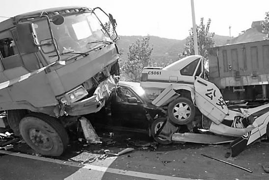 组图:瓯海大道9车连环撞 一警车内2人死(图)