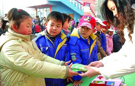 幼儿捐书献爱心