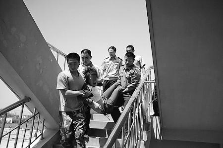 攥着酒瓶站在四楼扬言自杀 临朐警方和消防官