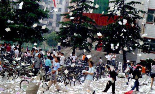 中学生高考后撕书场面