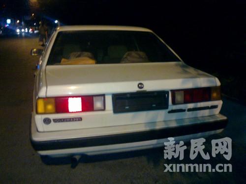 私家车天水路沿线乱停 为避罚单车牌 晚拆早挂