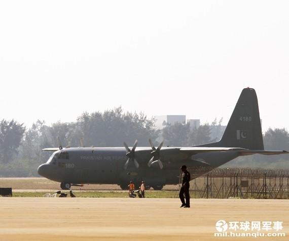 国产AC313首次航展飞行预演巴军C-130抵达珠海