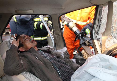 小车被撞成麻花 消防官兵破拆救人(组图)